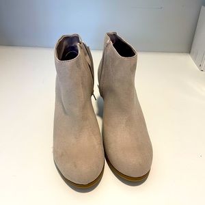 US10 beige, suede boots